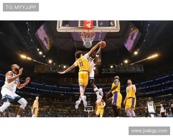 [NBA]莫兰特就地反抢 抓球反击上篮一条龙.